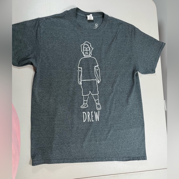 Gildan Men's Charcoal Graphic Tee - Picture 1 of 7